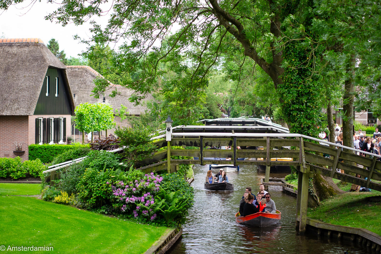 Houten brug en fluisterboten in Giethoorn