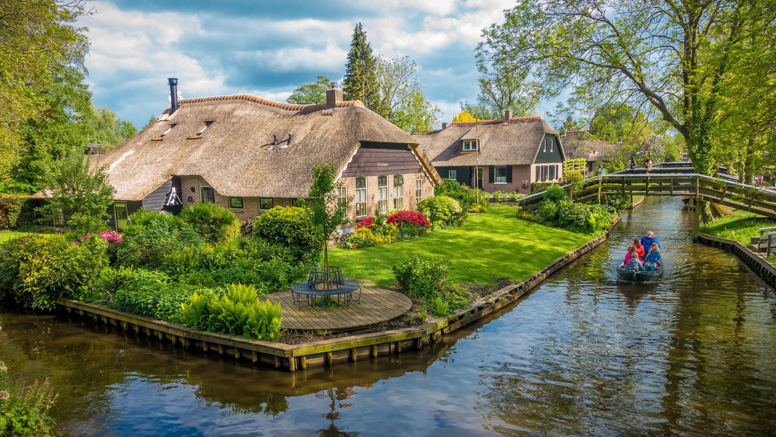 Rietgedekt huis aan een gracht in Giethoorn